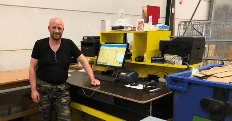 bij Monta ogistiek medewerker Eric is doof, maar voelt zich niet beperkt in zijn werk